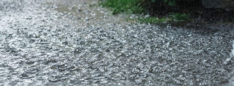 Pluie abondante. De la forte pluie en quantité significative est attendue.