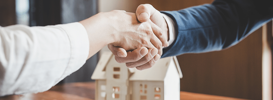 Poignée de main afin de conclure une transaction immobilière