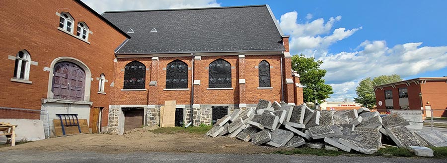 Derrière les clôtures du chantier de la nouvelle bibliothèque Jean-Marc-Belzile | Capsule 2 : Démolition de la dalle du futur rez-de-chaussée de la bibliothèque